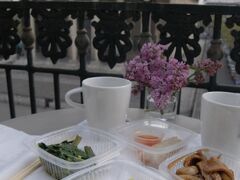 ずっと洋食だったので久しぶりに中華。
ギャラリー・ラファイエットだし中華ならそう間違いはないだろうと思いきや。いや～このお惣菜は酷かった（笑）
でも今こうして写真を見ても美味しくなさそうね^^;