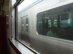 最初の駅、東船岡で下り列車と交換。新型のAB900系だった。
