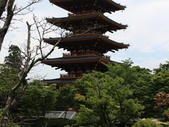 成相寺 五重塔
一旦車に戻って少し山を下ったところに、五重塔や弁天山展望台があります。
周辺をハイキングがてら、訪れている方を見かけました。