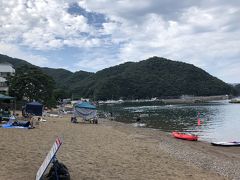 着替えてさっそくビーチへ。200mほどの浜でしょうか
一応、海開きはしていません。
だけど、海水浴客はまあまあいて、大人たちは団体でＢＢＱなどしています。
車を見ると、福井、滋賀、大阪、岐阜、神戸、京都、石川、富山って感じでした。
関西からのお客さんは常連さんたちなんだろうなと思います。
砂は茶色系、砂浜というより小さ目な砂利浜って感じです。でも、日が差すと透明度がわかり、水質は良いようです。
湾の中にあり、テトラポットで守られているからか、ほとんど波はありません。魚は少しいますが、砂と同色なためあまり目立たず。そして水クラゲがたくさん。
なんやかんやと２時間ほど楽しんで大浴場で汗を流しました。
