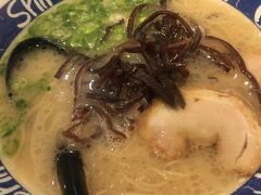 博多といえばラーメン？
最近はうどんの方が気になりますが、
協議の結果、やはりラーメンということに。

前回訪問の際はながーーい行列でしたので、
諦めましたが待つこともなく入店。

うーーーん。
個人的にはこえてこなかった。
もっと美味しいと思いました。

次はラーメンではなくうどんにしようと決めました。