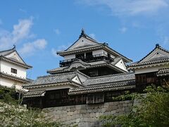 松山城
こちらでも再度検温と消毒と名前と連絡先を申告

お城内部も密にならないように、人数制限されました
靴箱のカギも毎度毎度消毒

・・・観光客より係員の方が多いかもしれません