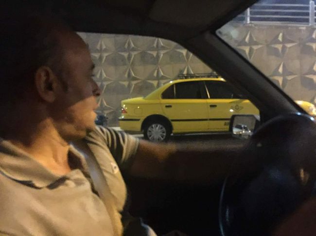 そして　　わたくしは<br />この　　かなりの　　白い  ポンコツ  に　乗り込んだ。<br /><br />不気味な　　　車内<br /><br />そして　　　　走り 出す<br /><br />真夜中の　タクシー<br /><br />テヘランの　お恐怖