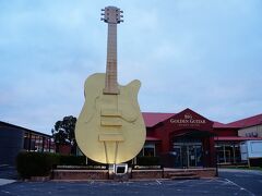 西に進んでタムワース Tamworthに到着。この町は毎年1月に開催されるカントリーミュージックフェスティバルで有名です。ご覧の様にそれを象徴する巨大ギター像が。