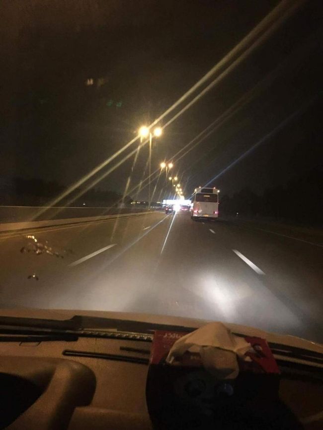 フロント ガラスにも 銃弾の 跡？ <br /><br />いや！   飛んで来た 石か 何かに ひび割れしたのだろう<br /><br />そして 高速を 走り出し　 少したつと 　ナーダ が また しゃべり 出した！ <br /><br />私は 富士山が 好きですね！ <br />そして 日本の 相撲が 好きです<br />貴乃花 と 武蔵丸が いいですね、 <br />日本は 地震が 怖いですね！ <br />イランも 地震 ありますよ！ <br />それに 富士山 ソックリの 山も あります<br /><br />ナーダは 永遠に 　日本語を しゃべり 続ける。 <br />相撲の 横綱 も かなりの   古いぞ！<br /><br />日本にも　行った事も　無いのに<br />テレビ でも　　見たのか？<br /><br />しばらく　二人で　 話を していると？ <br /><br />コヤツは 悪い奴 では 無いな！ <br /><br />と 思えて 来た！ <br /><br />ナーダ は 　実は　いい 奴だ！ <br /><br />とても フレンドリー　なんだ！