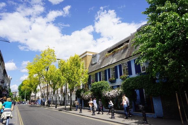 青空に映えるカラフルな建物。<br />かわいー！