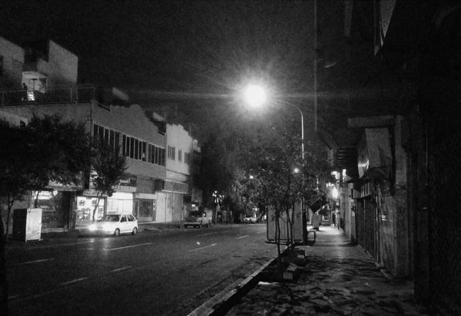 真夜中 の　テヘラン  の　街は<br /><br />雰囲気からして<br /><br />危ない