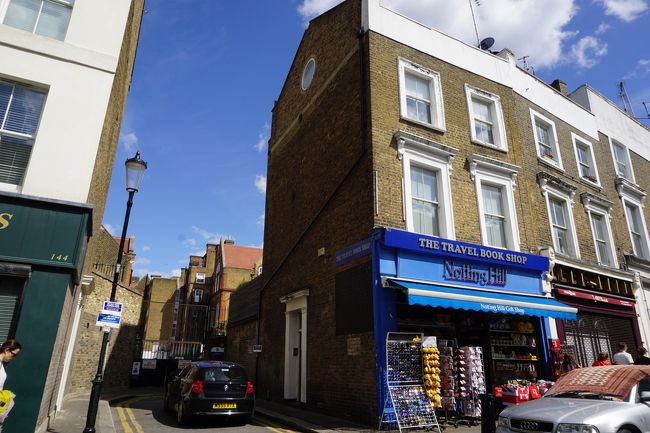 そして「THE TRAVEL BOOKSHOP」の外観とされたというお店も。<br />沢山ノッティングヒルグッズを売っていました。笑