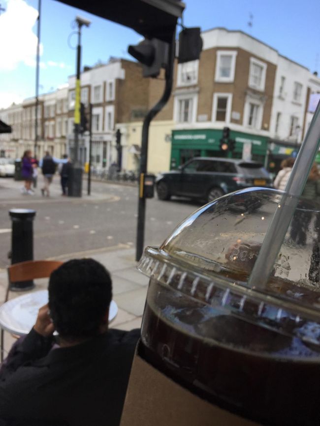 アイスコーヒーを頂きます^^<br /><br />向こうに見えてるのが「青いドアの家」！