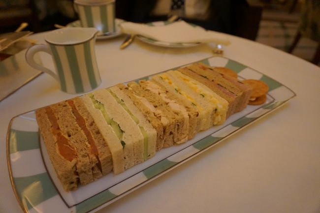 サンドウィッチからサーブされました。<br />美しい！