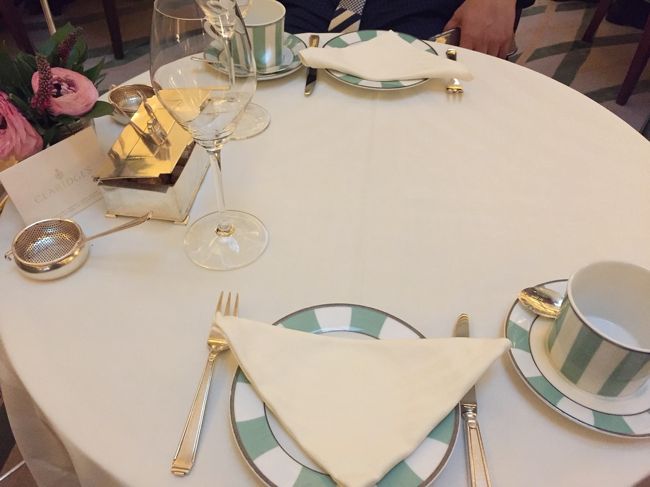 アフタヌーンティーは、<br />シャンパン付きと無しがありました。<br /><br />お酒飲めたらいいのになーーー！<br />残念＞＜