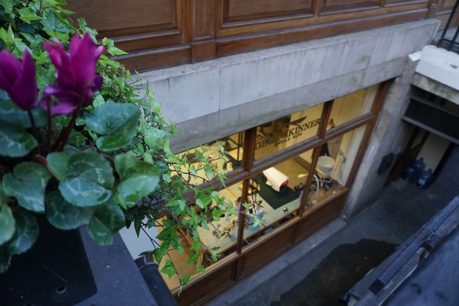 地下が見えるようになっており、