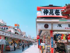 仲見世も人通り少なく、開いてないお店も。