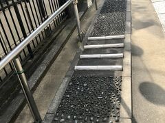 蓮馨寺からほど近くにある熊野神社へ。

鳥居をくぐってすぐのところには、足踏み健康ロード。
靴を脱いで歩いてみましたが、石が尖っているので歩き切るのはなかなかハードでした(笑)
痛みなく歩ける方は健康ですね！