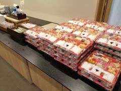 スーパーホテル山口湯田温泉で、朝食です。昔はブッフェだったと思いますが、このご時世弁当配布です。部屋でも食べられます。