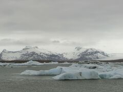 ボートツアーを堪能した後は、さらに西へ車を走らせ別の氷河湖、ヨークルスアゥルロゥンへやってきました。