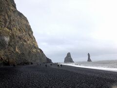 ヴィークから南へ2km、レイニスファラへやってきました。
真っ黒い砂で出来た砂浜、ブラックビーチとも呼ばれています。