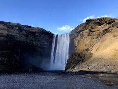 高さ62m、幅25mのスコゥガフォス　Skógafoss。
ここからの距離でも水が落ちる轟音がすごいです。