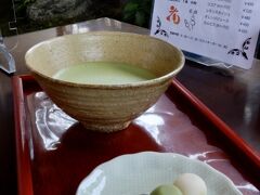 おだんご屋さんだけどカフェもあるのでお抹茶を頂きました
したらお団子が1本ついてきたぁヽ(´▽｀)/

なんか見たことある！　食べた事あるなぁ、、、どこだったっけ？
思い出した！！　道後温泉で食べた坊っちゃん団子とそっくり
