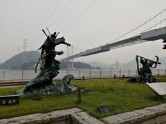 壇ノ浦古戦場は、源平合戦の最終戦の地です。
人道入り口の駐車場に停めて、関門海峡と、関門橋を眺めます。
大砲のレプリカなどもありました。