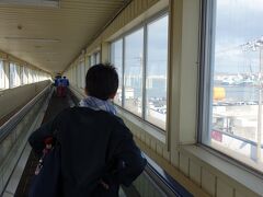 南海・難波駅から特急サザン乗車。和歌山港にて下車、フェリー乗り場に向かいます。