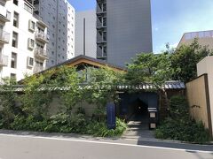 東京・新宿『ONSEN RYOKAN YUEN SHINJUKU』

2019年5月8日にオープンした『温泉旅館 由縁 新宿』の外観の写真。

【セブンイレブン】東京医科大前店の前にあります。

前回、新宿御苑エリアのブログを作成した際にこちらの宿を
見つけました。

『新宿御苑』からはちょっと離れています。

<朝活！アジサイ『靖国神社』『迎賓館赤坂離宮』
2020年6月オープンのカフェ【カーブドッチ迎賓館】
新店舗【スターバックスコーヒー】新宿御苑店♪>

https://4travel.jp/travelogue/11630076

<2019年11月開業『三井ガーデンホテル神宮外苑の杜プレミア』
『ザ・リッツ・カールトン東京』江戸前【スシトウキョウテン】
六本木【ウニホリック】>

https://4travel.jp/travelogue/11632161