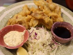 まずは、別府駅近くで有名な『とよ常』で昼食です。大分名物「とり天」