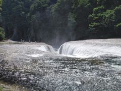 群馬県の観光案内写真に登場する『吹割れ滝』
水量と巻き上がる飛沫に圧倒されました。