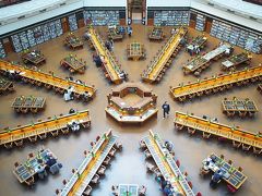 ぶらぶらしてたどり着いたのはビクトリア州立図書館です。
この図書館の見所は、キレイな形に並んだ机と吹き抜けのエリア。よくインスタグラムでも見かけます。