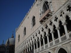 ヴェネツィア総督の政庁ドゥカーレ宮殿が青空に映えます。