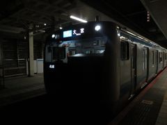 桜木町駅では，朝の４時台と早いので，まだ，真っ暗です。
車両は，JR東日本E233系です。
乗り換える上野駅には，５時９分着。