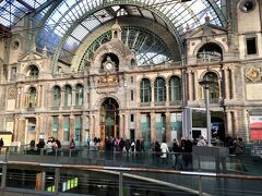 12枚目はベルギーのアントワープのマイヤーヴァンデン ベルグ美術館です。

ブリュッセル中央駅からICでアントワープまでは40分です。
マイヤーヴァンデン ベルグ美術館までは徒歩20分です。

世界で一番美しい駅舎アントワープ駅の構内の写真です。