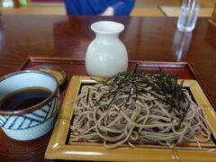 春日山を下りて
春日山神社を参拝したところで
ちょうどお昼だったので目の前の飲食店である「見晴らし屋」という店に。

ただ、この店の蕎麦はハッキリ言って微妙でした。
スーパーの袋麵を規定時間以上の茹でた麺、
ダシも既製品そのままというカンジ。
近くに他に飲食店が全く無さそうだったし、
競合することが無ければこうなるよね。。