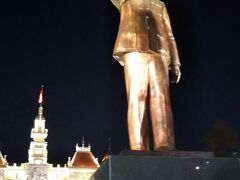 庁舎の前には、ベトナム建国の父、ホーチミンの銅像が。
大きいです。お姿がライトアップされております。