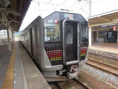 新潟県・村上駅には，12時57分着。
ここでは，乗換時間が51分あり，キヨスクで，パンと，ビールとつまみを買って，次に乗る酒田行を待ちます。

酒田行は，JR東日本GV-E400系。
いわゆる，電気式のディーゼルカー。
年式表示は，2020年で，今年導入の新車です(#^^#)

酒田駅までは，約２時間半です。