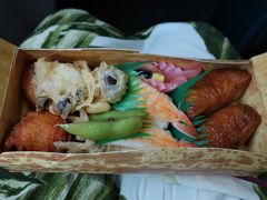 稲荷寿司、海老寿司、鶏の唐揚げ、しめじの天ぷら、クリームコロッケ、枝豆、ガリ。
色々入ってます♪