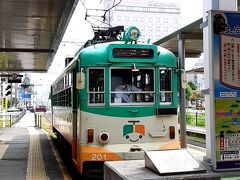路面電車がちょうど駅に到着。