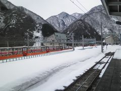 ホームの向こうに見えるのは、黒部峡谷鉄道のトロッコ列車ですね。