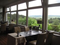 ここで早くも休憩。
外のテラス席はかなり広いのにまさかの満席で
ホテル建物内の席に座りました。
かえってゆったりできて良かったかも。

これからハイキングだというのに白ワインをグラス一杯。
アスマンスハウゼン赤ワインもあったけれど
さすがに昼から赤ワインは厳しかったので、白。

Weingut MohrのBioワイン
Rheingauer Weißburgunder trocken　年不明