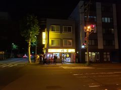 夜食にラーメンを食べに行きます。
ホテルから直ぐ近くにある【らーめん信玄 南6条店】です。