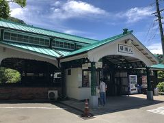 八瀬比叡山口駅に到着。

開業以来の木造の駅舎です。右から書かれた「八瀬駅」という駅表示板も。