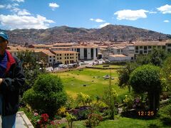 第3日目。クスコの街中で昼食。遠くの山の斜面にも貧しい家々が建てられている。
クスコからオリャンタイタンボ駅へ。一般車両はマチュピチュ村に入れないので、マチュピチュへ行く人は列車に乗り換えなければならない。ツアーでは、大きな荷物を預けてクスコのホテルに別送し、マチュピチュでの2泊分の荷物を持って列車に乗った。
