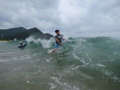 もういいです。
砂浜は狭いですが、
ここでも十分楽しい！
（どのみち泳ぎ始めたらほとんど海から出ませんし）