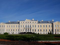 庭園から見る宮殿。