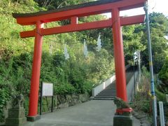 長浜公園は旧海岸線にあたるが、東北の端部の丘陵に富岡八幡宮があり、鎌倉の東北(鬼門)方向を向いて参道、鳥居があり、守護神として祀られている。