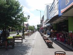 さて、お腹も空いたので、どこかで昼食をとることに。

いつもの外国人向けの店（LEGIAN）に入るのも何なので、どこかほかのお店を探していると・・・。