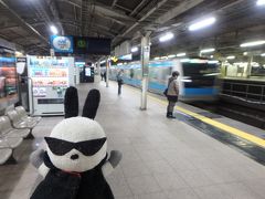 東京駅で夜行バスを降り、ここからはJRで浜松町駅を目指す。早朝なので電車が来るまで時間がかかる。ホームで待っていたが肌寒いな。