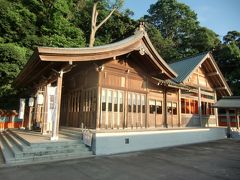 富岡八幡宮の社殿は東北を向いて建つ。