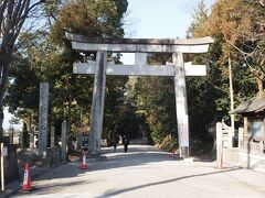 9：05　大和神社　おおやまとじんじゃ
式内社　二十二社
駐車場の場所がよくわからず、車で鳥居をくぐると、すぐに左手に整備された空き地、ここだね。
地元の方が幼児を連れて駐車して、どこかに行く。。。保育園の送りかな？
