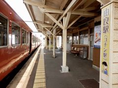 コナン駅で4分間停車します！のアナウンスが流れたので
カメラを持ってホームへ

荷物は全てボックス席に置いたままで^^;  なんて平和なんでしょう
私の車両には他に誰もいなくて、ワン車両まるまる貸切だし
ホームにも誰もいないので安心しきってますね、わたし